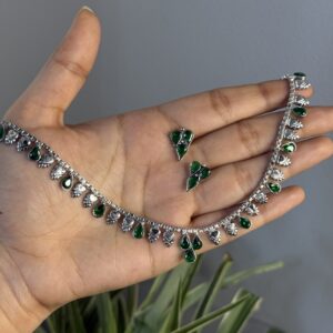 Simple Silver Neckpiece - Green